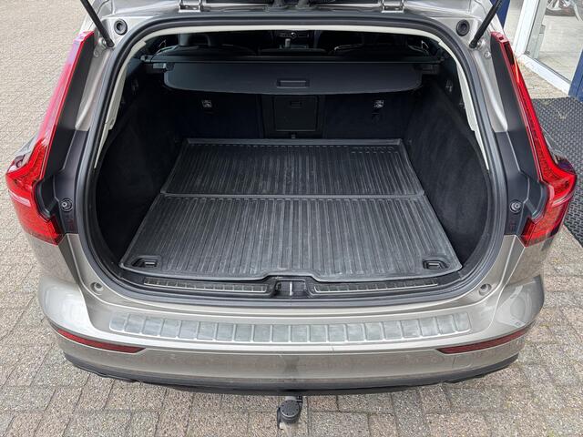 Volvo V60 2.0 B3 Momentum Advantage / Automaat / NL-Auto / Dealer-Onderhouden / Pilot-Assist / Adaptieve Cruise-Control / Stoel-/Stuurverwarming / Elektr.-Wegklapbare Trekhaak / Draadloze-Telefoonlader / Climate-Control / Standkachel / Keyless / LED / Apple-Carplay