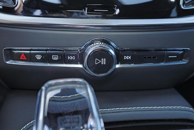 Volvo V60 T6 Recharge AWD Plus Dark - Panorama/schuifdak - IntelliSafe Assist & Surround - 360º Camera - Harman/Kardon audio - Verwarmde voorstoelen, stuur & achterbank - Parkeersensoren voor & achter - Elektr. bedienb. voorstoelen met geheugen - Head up display - 