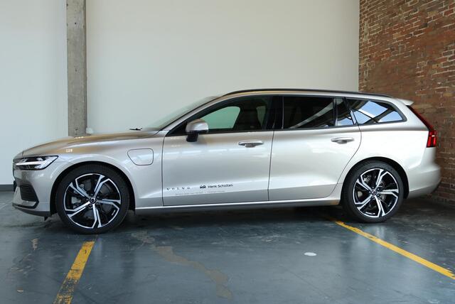 Volvo V60 T6 Plug-in hybrid AWD Essential | Lederen bekleding | BLIS | Parkeersensoren voor + achter | 19'' Lichtmetalen velgen | Stoelverwarming | Google Infotainment | Cruise control adaptief | Parkeercamera