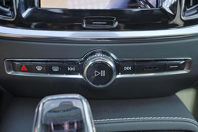 Volvo V60 T6 Recharge AWD Plus Dark - Panorama/schuifdak - IntelliSafe Assist & Surround - 360º Camera - Harman/Kardon audio - Verwarmde voorstoelen, stuur & achterbank - Parkeersensoren voor & achter - Elektr. bedienb. voorstoelen met geheugen - Head up display - 