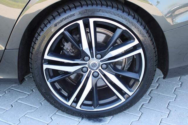 Volvo V60 2.0 T8 Recharge AWD R-Design | Incl. 12 maanden garantie | Pilot assist | Harman/Kardon audio | Memory seats | Stoel/stuurverwarming | Uitklapbare trekhaak | Schuif/kantel dak | Apple carplay/Android auto |