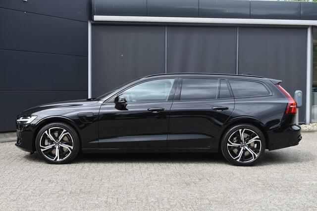 Volvo V60 T6 Plug-in hybrid AWD Ultra Dark | Bowers & Wilkins premium Audio | Massage | Stoel-/Stuurwielverwarming | Head Up Display | 19 inch Lichtmetalen velgen | 360 graden Camera | Panoramisch Schuif-/kanteldak | Lederlook Dashboard | Keyless | Blis | Adaptiev