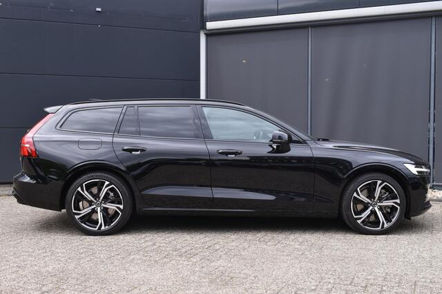 Volvo V60 T6 Plug-in hybrid AWD Ultra Dark | Bowers & Wilkins premium Audio | Massage | Stoel-/Stuurwielverwarming | Head Up Display | 19 inch Lichtmetalen velgen | 360 graden Camera | Panoramisch Schuif-/kanteldak | Lederlook Dashboard | Keyless | Blis | Adaptiev