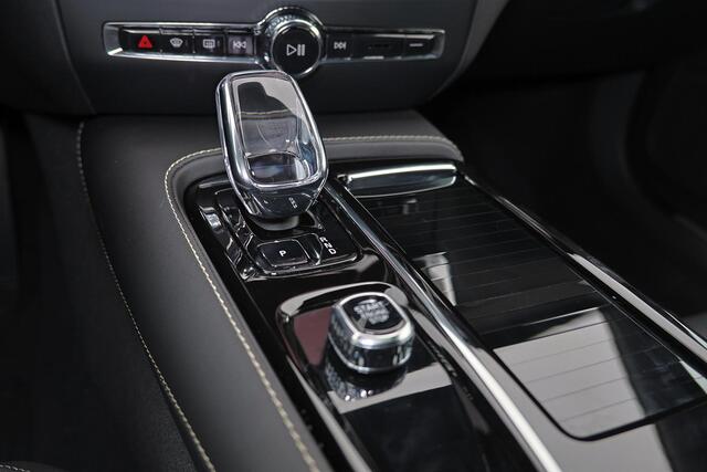 Volvo V60 T6 Recharge AWD Plus Dark - Panorama/schuifdak - IntelliSafe Assist & Surround - 360º Camera - Harman/Kardon audio - Verwarmde voorstoelen, stuur & achterbank - Parkeersensoren voor & achter - Elektr. bedienb. voorstoelen met geheugen - Head up display - 