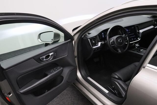 Volvo V60 2.0 T5 Momentum 2019 | INCL. BTW | Navigatie | Carplay | Spraakbediening | Regensensor | Elektrische Ramen | Boekjes | 2 Sleutels | Elektrische Achterklep | Achteruitrij Camera | Nationale Autopas