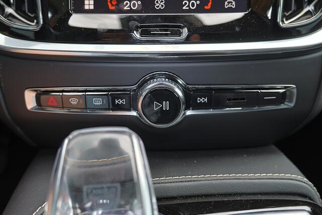Volvo V60 T6 Recharge AWD Plus Dark - Panorama/schuifdak - IntelliSafe Assist & Surround - 360º Camera - Harman/Kardon audio - Verwarmde voorstoelen, stuur & achterbank - Parkeersensoren voor & achter - Elektr. bedienb. voorstoelen met geheugen - Head up display - 