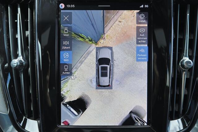 Volvo V60 T6 Recharge AWD Plus Dark - Panorama/schuifdak - IntelliSafe Assist & Surround - 360º Camera - Harman/Kardon audio - Verwarmde voorstoelen, stuur & achterbank - Parkeersensoren voor & achter - Elektr. bedienb. voorstoelen met geheugen - Head up display - 