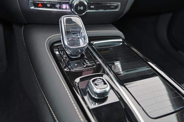 Volvo V60 T6 Recharge AWD Plus Dark - Panorama/schuifdak - IntelliSafe Assist & Surround - 360º Camera - Harman/Kardon audio - Verwarmde voorstoelen, stuur & achterbank - Parkeersensoren voor & achter - Elektr. bedienb. voorstoelen met geheugen - Head up display - 