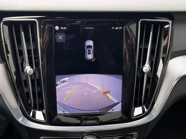 Volvo V60 2.0 T8 Plug-in hybrid AWD Plus Dark / Dealer onderhouden / Leder / Panorama schuifdak / Elektrisch verstelbare stoelen met memory / Elektrische achterklep / Adaptive Cruise Control / Stuur-, stoel- & achterbankverwarming / Camera / Apple Carplay/Android A