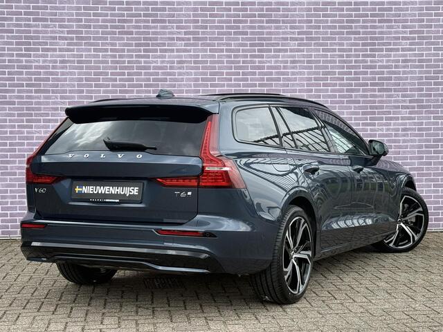 Volvo V60 2.0 T6 Plug-in hybrid AWD Ultra Dark | Sportstoelen| SOH 100%| Schuif-/Kantel dak | Full-LED | Adaptieve Cruise Control | Head-Up Display | Stoelverwarming Voor en Achter | 19" | Getint Glas | Harman Kardon Audio | BLIS |