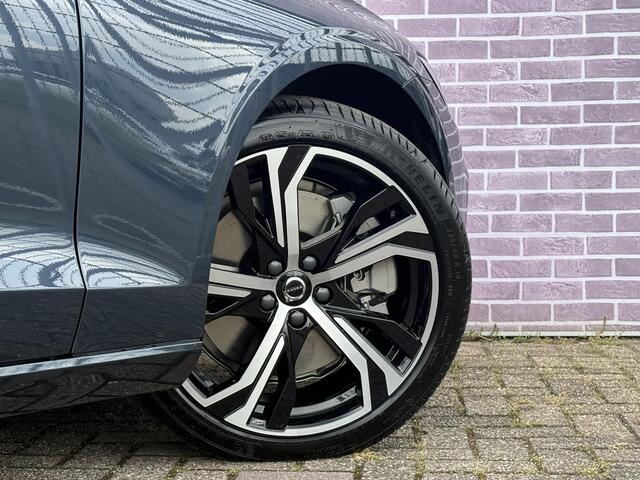 Volvo V60 2.0 T6 Plug-in hybrid AWD Ultra Dark | Sportstoelen| SOH 100%| Schuif-/Kantel dak | Full-LED | Adaptieve Cruise Control | Head-Up Display | Stoelverwarming Voor en Achter | 19" | Getint Glas | Harman Kardon Audio | BLIS |