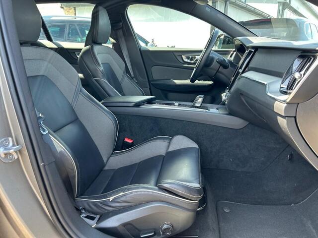 Volvo V60 2.0 B4 PLUS DARK, Leder, Lane, LED, ACC
