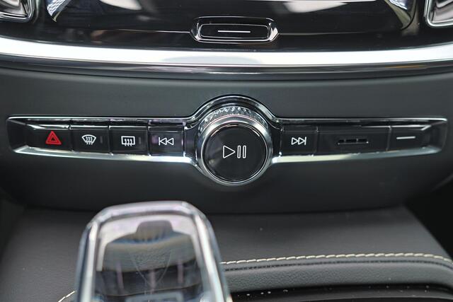 Volvo V60 T6 Recharge AWD Plus Dark - Panorama/schuifdak - IntelliSafe Assist & Surround - 360º Camera - Harman/Kardon audio - Verwarmde voorstoelen, stuur & achterbank - Parkeersensoren voor & achter - Elektr. bedienb. voorstoelen met geheugen - Head up display - 