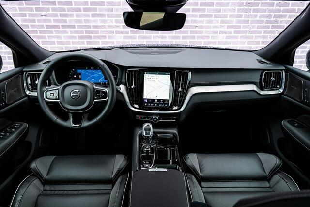 Volvo V60 2.0 T6 Plug-in hybrid AWD Ultra Dark | Schuif-/kanteldak | Head Up Display | Donker Glas | Sportstoelen | Power Seats | Harman Kardon |