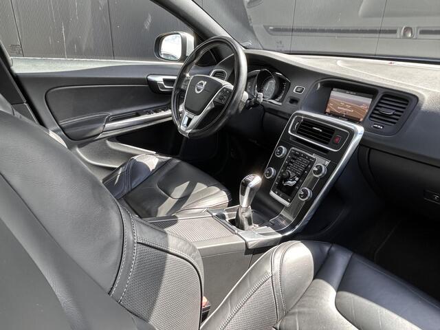 Volvo V60 2.0 T4 Business Sport Luxury line/ schuifdak/ park assit/ extra getint glas/ trekhaak/ 18 inch/ leer