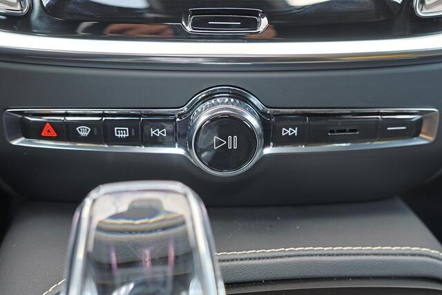 Volvo V60 T6 Recharge AWD Plus Dark - Panorama/schuifdak - IntelliSafe Assist & Surround - 360º Camera - Harman/Kardon audio - Verwarmde voorstoelen, stuur & achterbank - Parkeersensoren voor & achter - Elektr. bedienb. voorstoelen met geheugen - Head up display - 
