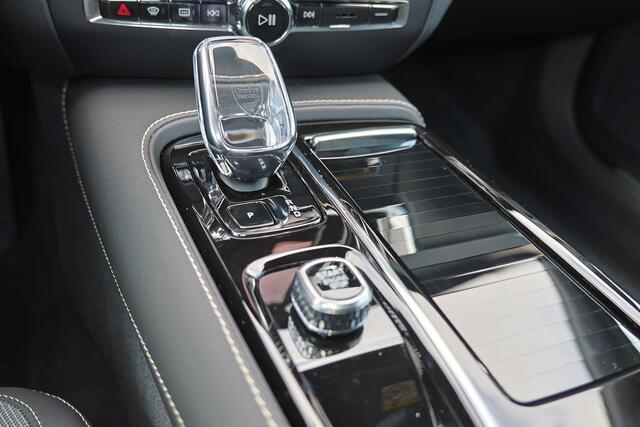 Volvo V60 T6 Recharge AWD Plus Dark - Panorama/schuifdak - IntelliSafe Assist & Surround - 360º Camera - Harman/Kardon audio - Verwarmde voorstoelen, stuur & achterbank - Parkeersensoren voor & achter - Elektr. bedienb. voorstoelen met geheugen - Head up display - 
