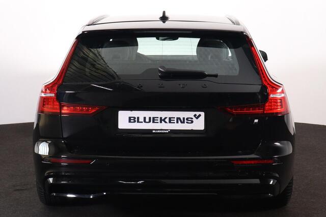 Volvo V60 T6 Recharge AWD Plus Dark - IntelliSafe Assist & Surround - 360º Camera - Harman/Kardon audio - Verwarmde voorstoelen, stuur & achterbank - Parkeersensoren voor & achter - Elektr. bedienb. voorstoelen met geheugen - Inklapbare trekhaak - 18' LMV