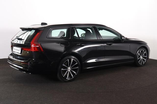 Volvo V60 T6 Recharge AWD Plus Dark - IntelliSafe Assist & Surround - 360º Camera - Harman/Kardon audio - Verwarmde voorstoelen, stuur & achterbank - Parkeersensoren voor & achter - Elektr. bedienb. voorstoelen met geheugen - Inklapbare trekhaak - 18' LMV