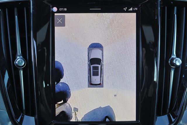 Volvo V60 T6 Recharge AWD Plus Dark - IntelliSafe Assist & Surround - 360º Camera - Harman/Kardon audio - Verwarmde voorstoelen, stuur & achterbank - Parkeersensoren voor & achter - Elektr. bedienb. voorstoelen met geheugen - Inklapbare trekhaak - 18' LMV