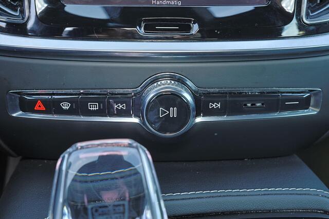 Volvo V60 T6 Recharge AWD Plus Dark - IntelliSafe Assist & Surround - 360º Camera - Harman/Kardon audio - Verwarmde voorstoelen, stuur & achterbank - Parkeersensoren voor & achter - Elektr. bedienb. voorstoelen met geheugen - Inklapbare trekhaak - 18' LMV