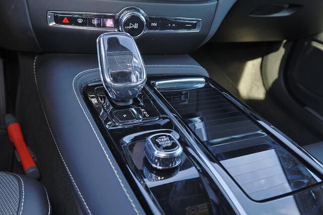 Volvo V60 T6 Recharge AWD Plus Dark - IntelliSafe Assist & Surround - 360º Camera - Harman/Kardon audio - Verwarmde voorstoelen, stuur & achterbank - Parkeersensoren voor & achter - Elektr. bedienb. voorstoelen met geheugen - Inklapbare trekhaak - 18' LMV