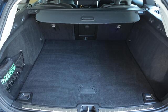 Volvo V60 2.0 B3 Business Pro | Semi Electrische Wegklapbare Trekhaak | Adaptive Cruise Control | Stoelverwarming | BLIS | Parkeersensoren voor + achter | Parkeercamera | Stuurwielverwarming | Navigatie |