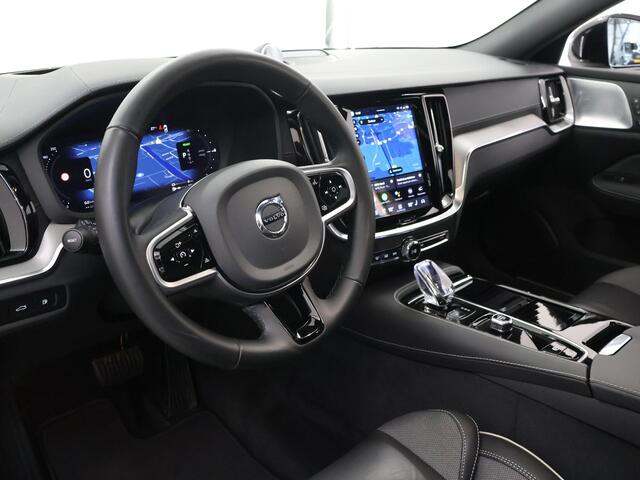 Volvo V60 2.0 T6 Plug-in hybrid AWD Ultra Dark | B&W Audio | HUD | Stoelverwarming V+A | Panoramadak | Memory stoelen | Dodehoek detectie | Camera 360° |