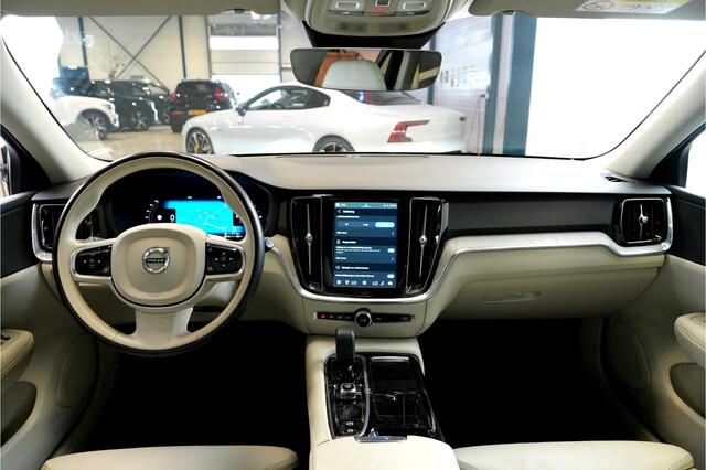 Volvo V60 2.0 T6 AWD 293kW/399pk Aut8 Plug-in hybrid Long Range Plus Bright PANORAMADAK + ADAPT.CRUISE + PILOT ASSIST + SPORTSTOELEN + EL.TREKHAAK + STOELVERWARMING V&A + STUURVERWARMING + ACHTERUITRIJCAMERA + BLIS + LANE ASSIST + LEER + PARKSENSOREN + 18" LM-VELGE