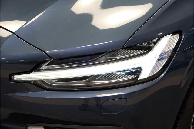 Volvo V60 2.0 T6 AWD 293kW/399pk Aut8 Plug-in hybrid Long Range Plus Bright PANORAMADAK + ADAPT.CRUISE + PILOT ASSIST + SPORTSTOELEN + EL.TREKHAAK + STOELVERWARMING V&A + STUURVERWARMING + ACHTERUITRIJCAMERA + BLIS + LANE ASSIST + LEER + PARKSENSOREN + 18" LM-VELGE