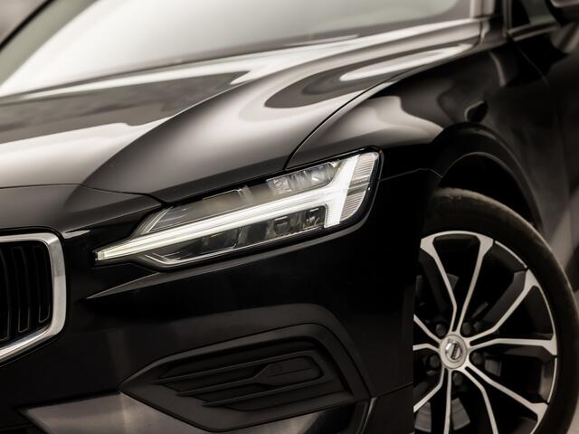 Volvo V60 2.0 B3 Sport 177Pk Automaat (APPLE CARPLAY, GROOT NAVI, PARKEERSENSOREN, GETINT GLAS, SPORTSTOELEN, DAKRAILS ZWART, LED KOPLAMPEN, NIEUWE APK, NIEUWSTAAT)