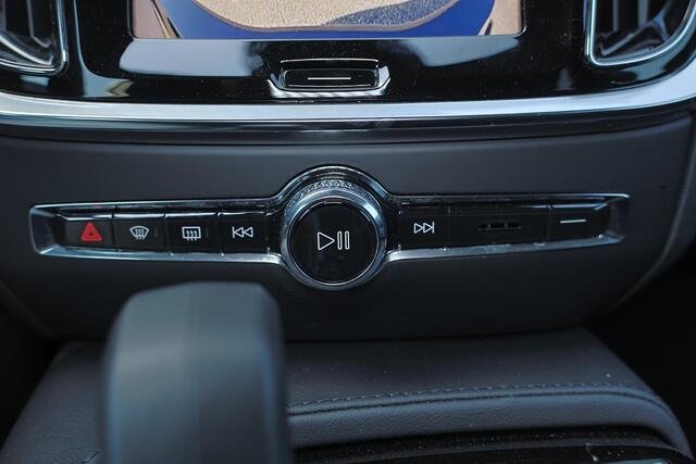Volvo V60 T8 Recharge AWD Plus Dark - IntelliSafe Assist & Surround - 360º Camera - Harman/Kardon audio - Adaptieve LED koplampen - Verwarmde voorstoelen, stuur & achterbank - Parkeersensoren voor & achter - Elektr. bedienb. voorstoelen met geheugen - Extra getint 