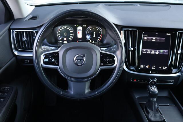 Volvo V60 2.0 T4 Momentum Pro | Trekhaak | Lederen bekleding | Adaptieve Cruise Control | Standkachel | Stoel- en stuurverwarming | Actieve LED koplampen | Sportstoelen | Verwarmbare achterbank | Dode hoek detectie BLIS | Navigatie | Achteruitrijcamera | Parkeersen