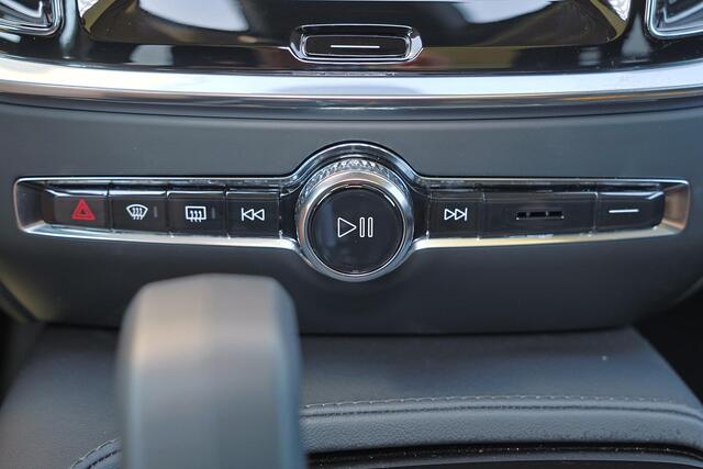 Volvo V60 T6 Recharge AWD Plus Dark - Panorama/schuifdak - IntelliSafe Assist & Surround - 360º Camera - Harman/Kardon audio - Verwarmde voorstoelen, stuur & achterbank - Parkeersensoren voor & achter - Elektr. bedienb. voorstoelen met geheugen - Head up display - 