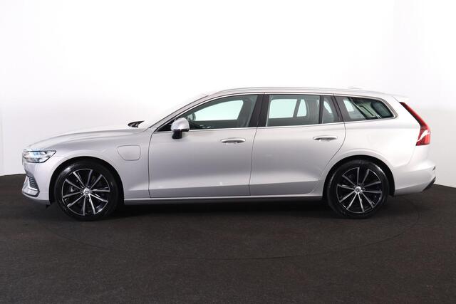 Volvo V60 T6 Recharge AWD Essential Bright - IntelliSafe Assist & Surround - Parkeercamera achter - Verwarmde voorstoelen, stuur & achterbank - Parkeersensoren voor & achter - Inklapbare trekhaak - 18' LMV