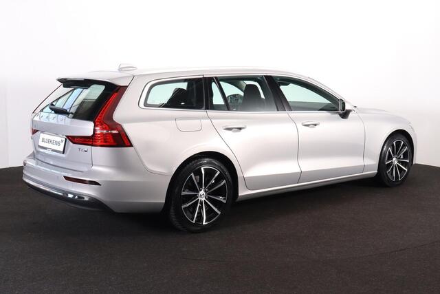 Volvo V60 T6 Recharge AWD Essential Bright - IntelliSafe Assist & Surround - Parkeercamera achter - Verwarmde voorstoelen, stuur & achterbank - Parkeersensoren voor & achter - Inklapbare trekhaak - 18' LMV