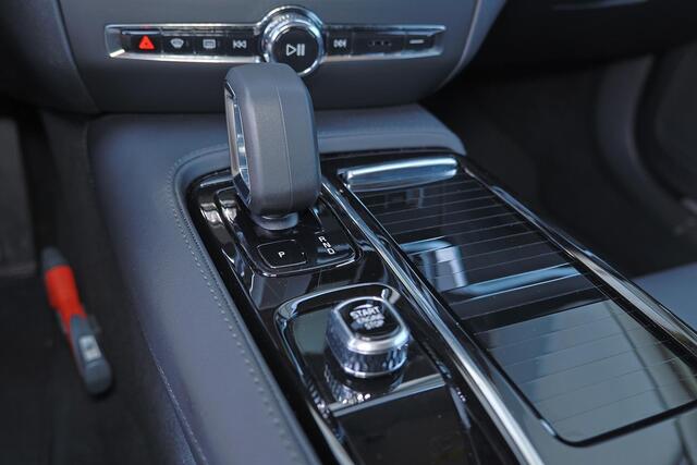 Volvo V60 T6 Recharge AWD Essential Bright - IntelliSafe Assist & Surround - Parkeercamera achter - Verwarmde voorstoelen, stuur & achterbank - Parkeersensoren voor & achter - Inklapbare trekhaak - 18' LMV