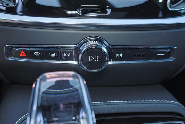 Volvo V60 T6 Recharge AWD Plus Dark - Panorama/schuifdak - IntelliSafe Assist & Surround - 360º Camera - Harman/Kardon audio - Verwarmde voorstoelen, stuur & achterbank - Parkeersensoren voor & achter - Elektr. bedienb. voorstoelen met geheugen - Head up display -