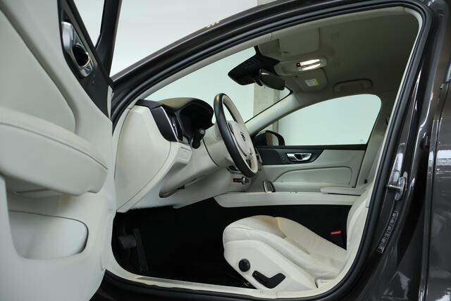 Volvo V60 B4 Automaat Core | Blond Lederen bekleding | Adaptive Cruise Control | Google Infotainment | Parkeersensoren voor + achter | Dealeronderhouden | Climate Control |