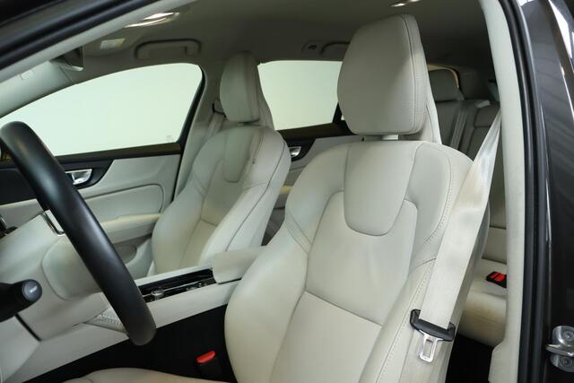 Volvo V60 B4 Automaat Core | Blond Lederen bekleding | Adaptive Cruise Control | Google Infotainment | Parkeersensoren voor + achter | Dealeronderhouden | Climate Control |
