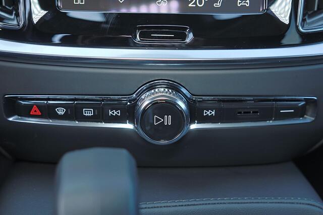 Volvo V60 T6 Recharge AWD Plus Dark - Panorama/schuifdak - IntelliSafe Assist & Surround - 360º Camera - Harman/Kardon audio - Verwarmde voorstoelen, stuur & achterbank - Parkeersensoren voor & achter - Elektr. bedienb. voorstoelen met geheugen - Head up display -