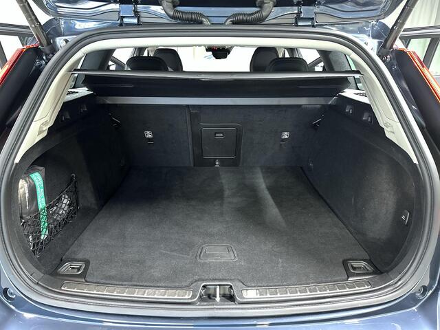 Volvo V60 CROSS COUNTRY 2.0 B5 AWD Pro Automaat | Trekhaak | Leder | Memory