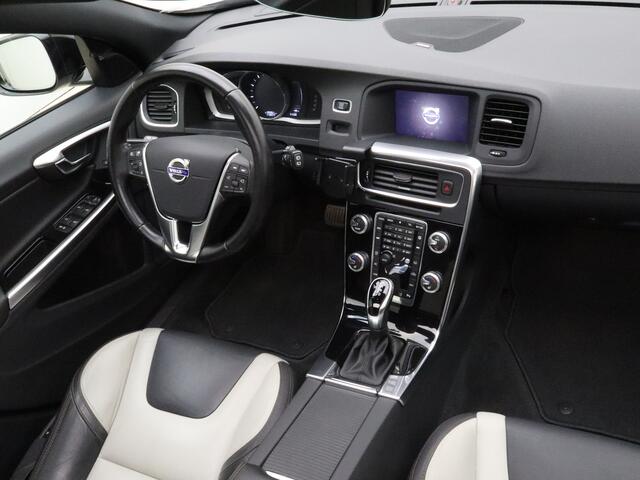 Volvo V60 CROSS COUNTRY T5 245pk Automaat Polar+ / 19'' Bor / Schuif-/kanteldak / El. Stpelen / Dubbel glas / Afn. Trekhaak / Kinderzitjes / H&K Audio / Keyless / Stoel + stuurw. verwarming / PDC + CAM / ACC / BLIS /