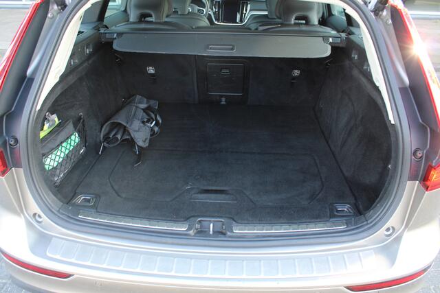 Volvo V60 CROSS COUNTRY B5 Automaat AWD Pro | Massagestoelen | Head-Up | Schuif/kanteldak | Camera | Trekhaak | Adapt. Cruise