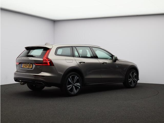 Volvo V60 CROSS COUNTRY 2.0 B5 AWD Pro / Trekhaak / Lederen Bekleding / Elektrisch Verst. Stoelen / Stoel+Stuurverwarming / Adaptive Cruise / BLIS / Keyless /