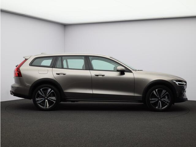 Volvo V60 CROSS COUNTRY 2.0 B5 AWD Pro / Trekhaak / Lederen Bekleding / Elektrisch Verst. Stoelen / Stoel+Stuurverwarming / Adaptive Cruise / BLIS / Keyless /