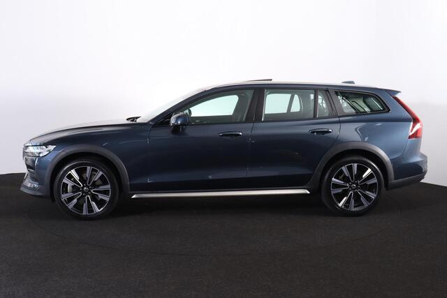 Volvo V60 CROSS COUNTRY B5 AWD Plus - Panorama/schuifdak - IntelliSafe Assist & Surround - Parkeercamera achter - Verwarmde voorstoelen, stuur & achterbank - Parkeersensoren voor & achter - Elektr. bedienb. voorstoelen met geheugen - Draadloze tel. lader - Elektr. inklapbare tre