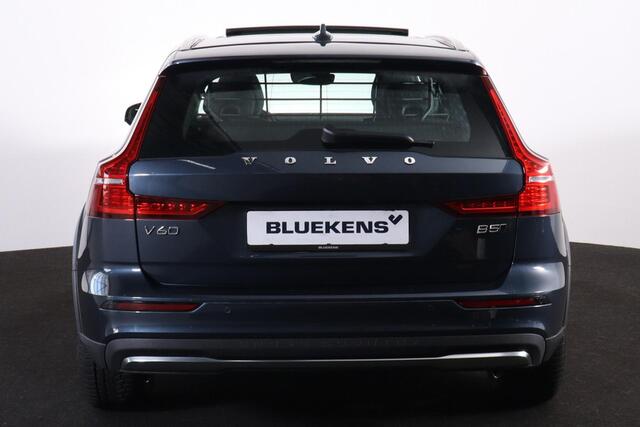 Volvo V60 CROSS COUNTRY B5 AWD Plus - Panorama/schuifdak - IntelliSafe Assist & Surround - Parkeercamera achter - Verwarmde voorstoelen, stuur & achterbank - Parkeersensoren voor & achter - Elektr. bedienb. voorstoelen met geheugen - Draadloze tel. lader - Elektr. inklapbare tre