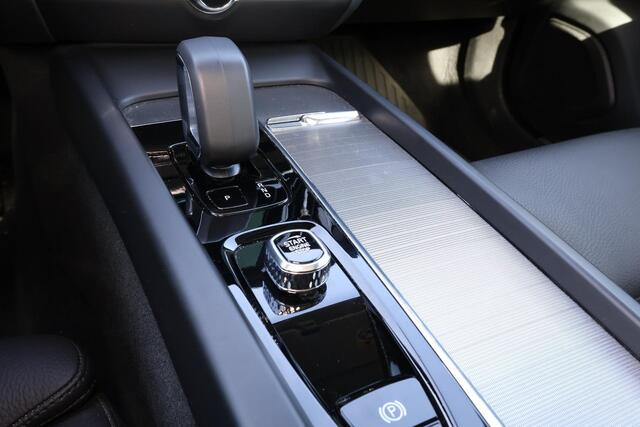 Volvo V60 CROSS COUNTRY B5 AWD Plus - Panorama/schuifdak - IntelliSafe Assist & Surround - Parkeercamera achter - Verwarmde voorstoelen, stuur & achterbank - Parkeersensoren voor & achter - Elektr. bedienb. voorstoelen met geheugen - Draadloze tel. lader - Elektr. inklapbare tre