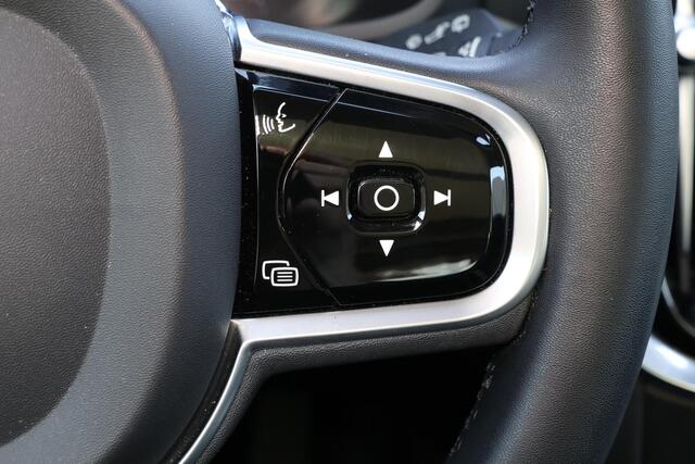 Volvo V60 CROSS COUNTRY B5 AWD Plus - Panorama/schuifdak - IntelliSafe Assist & Surround - Parkeercamera achter - Verwarmde voorstoelen, stuur & achterbank - Parkeersensoren voor & achter - Elektr. bedienb. voorstoelen met geheugen - Draadloze tel. lader - Elektr. inklapbare tre